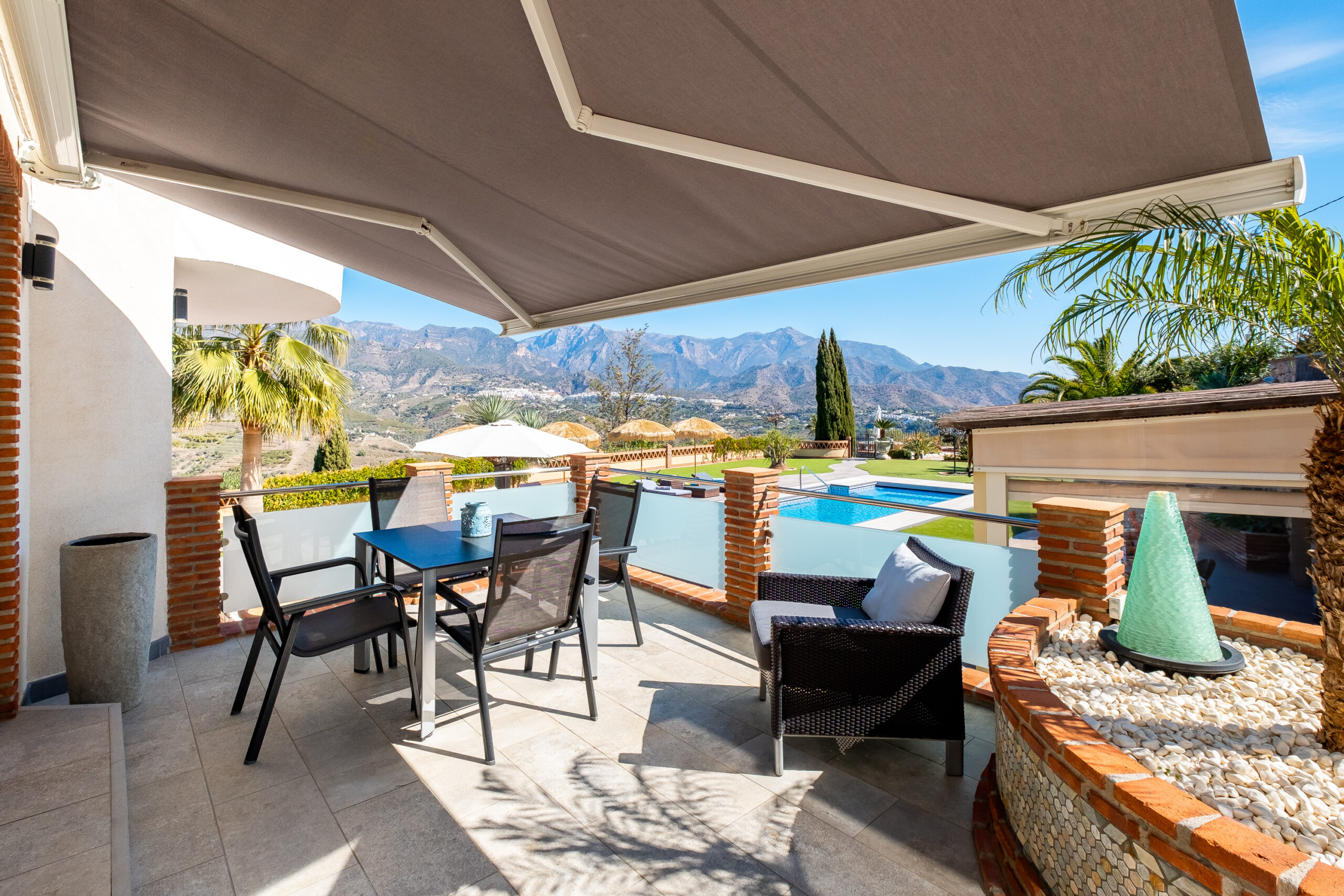 Pool- und Bergblick